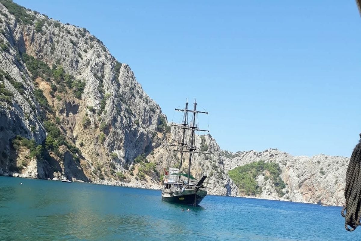 30698644_463913180694650_5840187058974359552_n Adrasan çevresindeki kayalık koy