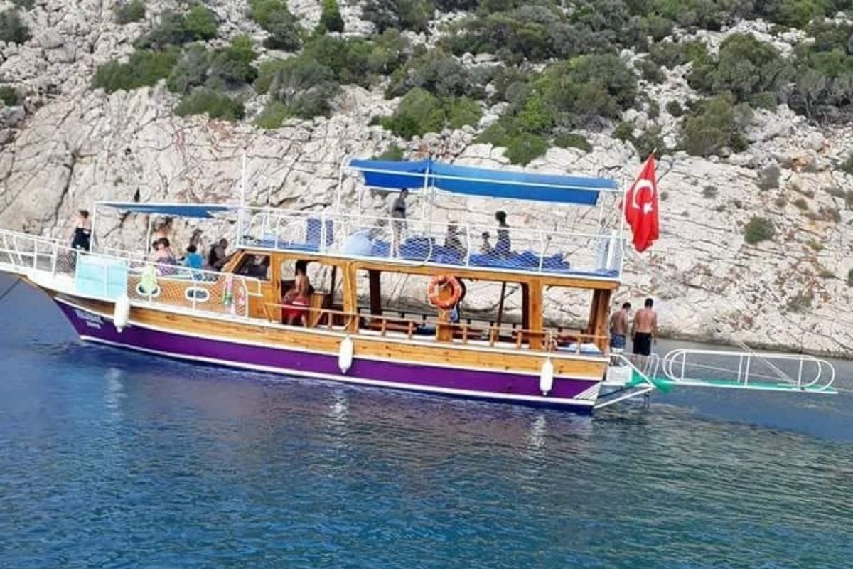 476232917_2119599435126008_6340292637023263909_n Adrasan koyunda gezi teknesi