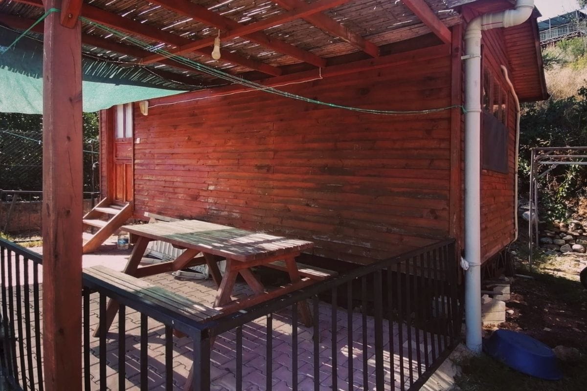 5 Hamiyet Öğretmenin Tatil Evi verandası